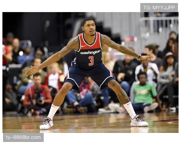 比尔无球跑动效率提升，拉开空间能力改变球队进攻结构